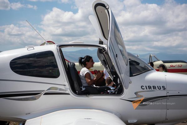Девушка в кабине самолета на авиашоу Air Fest  - Sputnik Армения
