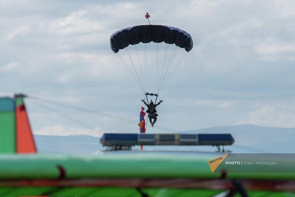 Параплан совершает посадку на авиашоу Air Fest  - Sputnik Армения