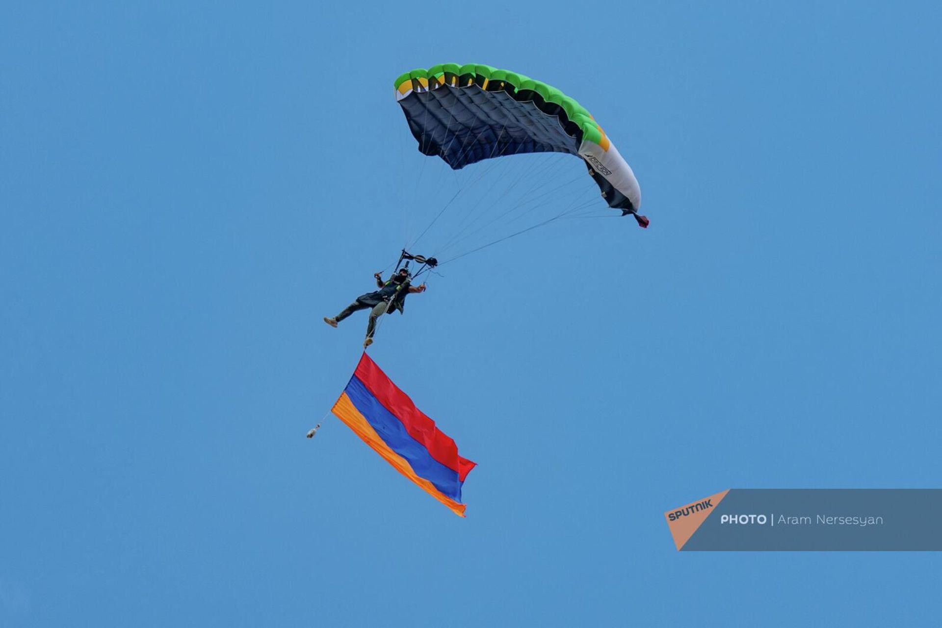 Параплан в небе на авиашоу Air Fest (26 августа 2023). Степанаван Параплан в небе на авиашоу Air Fest (26 августа 2023). Степанаван - Sputnik Армения, 1920, 27.08.2023