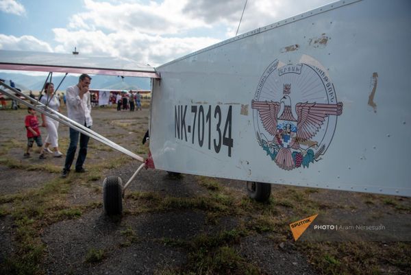 Зрители рассматривают самолет на авиашоу Air Fest  - Sputnik Армения