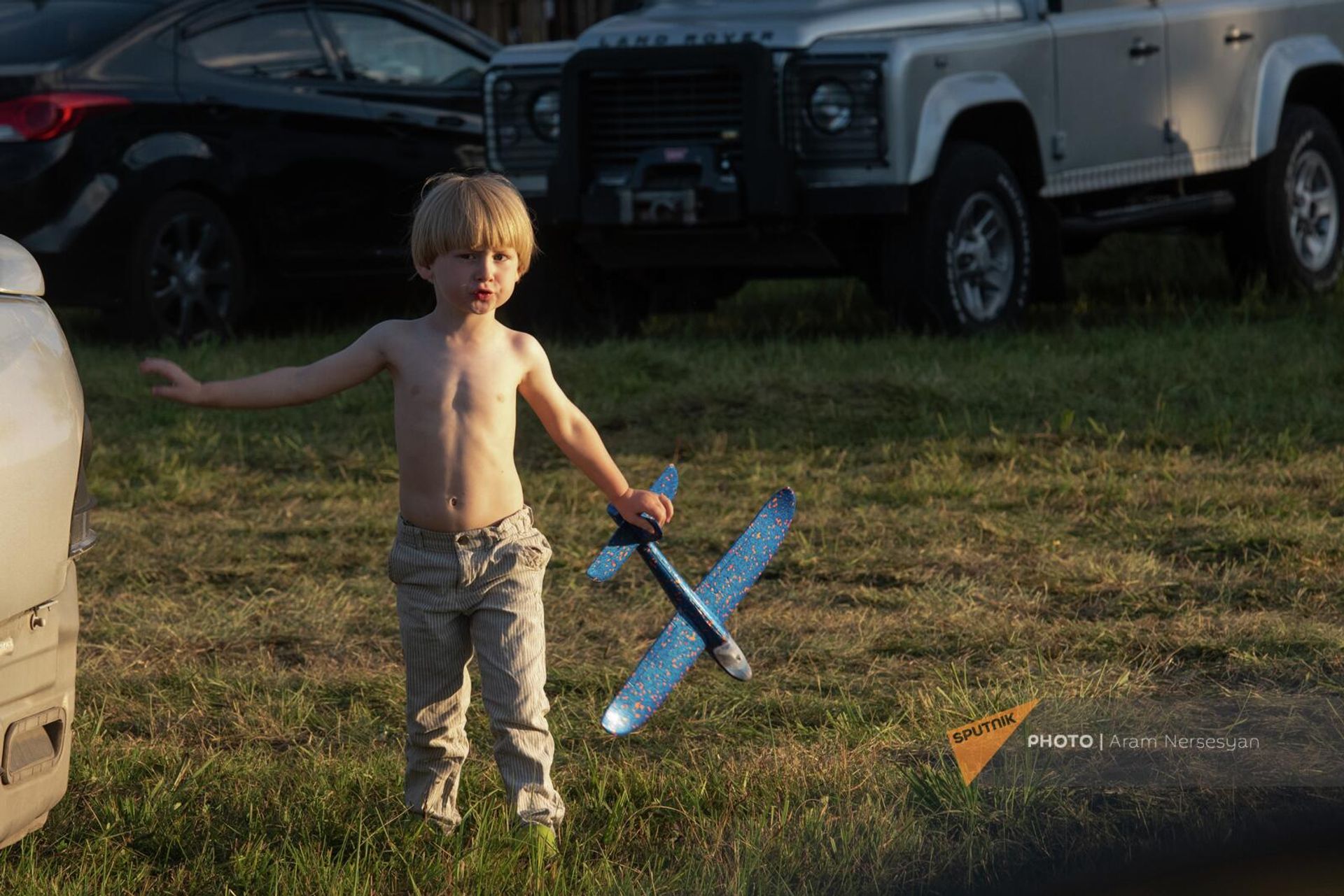 Маленький зритель авиашоу Air Fest (26 августа 2023). Степанаван Маленький зритель авиашоу Air Fest (26 августа 2023). Степанаван - Sputnik Армения, 1920, 27.08.2023