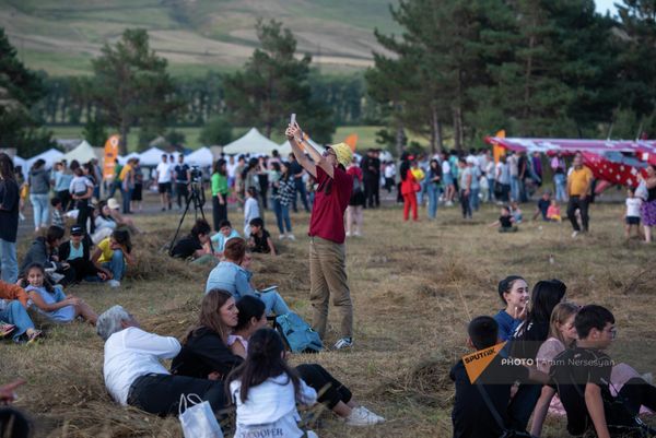 Зрители на авиашоу Air Fest  - Sputnik Армения