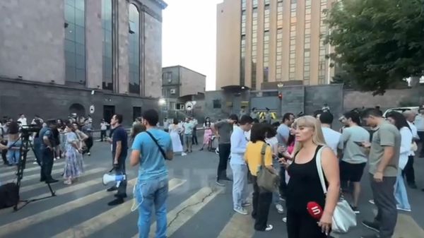 У посольства РФ в Ереване проходит акция из-за похищения у незаконного КПП Лачин 3 жителей Нагорного Карабаха - Sputnik Արմենիա