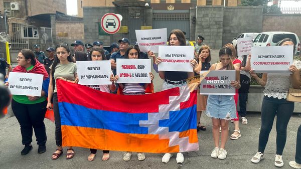 Акция находящихся в Армении карабахских жителей у посольства РФ с требованием вернуть удерживаемых Азербайджаном соотечественников (29 августа 2023). Еревaн - Sputnik Армения