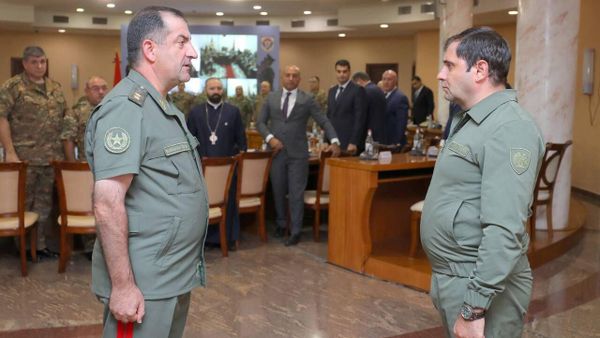 Начальник ГШ ВС РА Эдвард Асрян приветствует министра обороны Сурена Папикяна перед началом заседания (29 августа 2023). Еревaн - Sputnik Армения