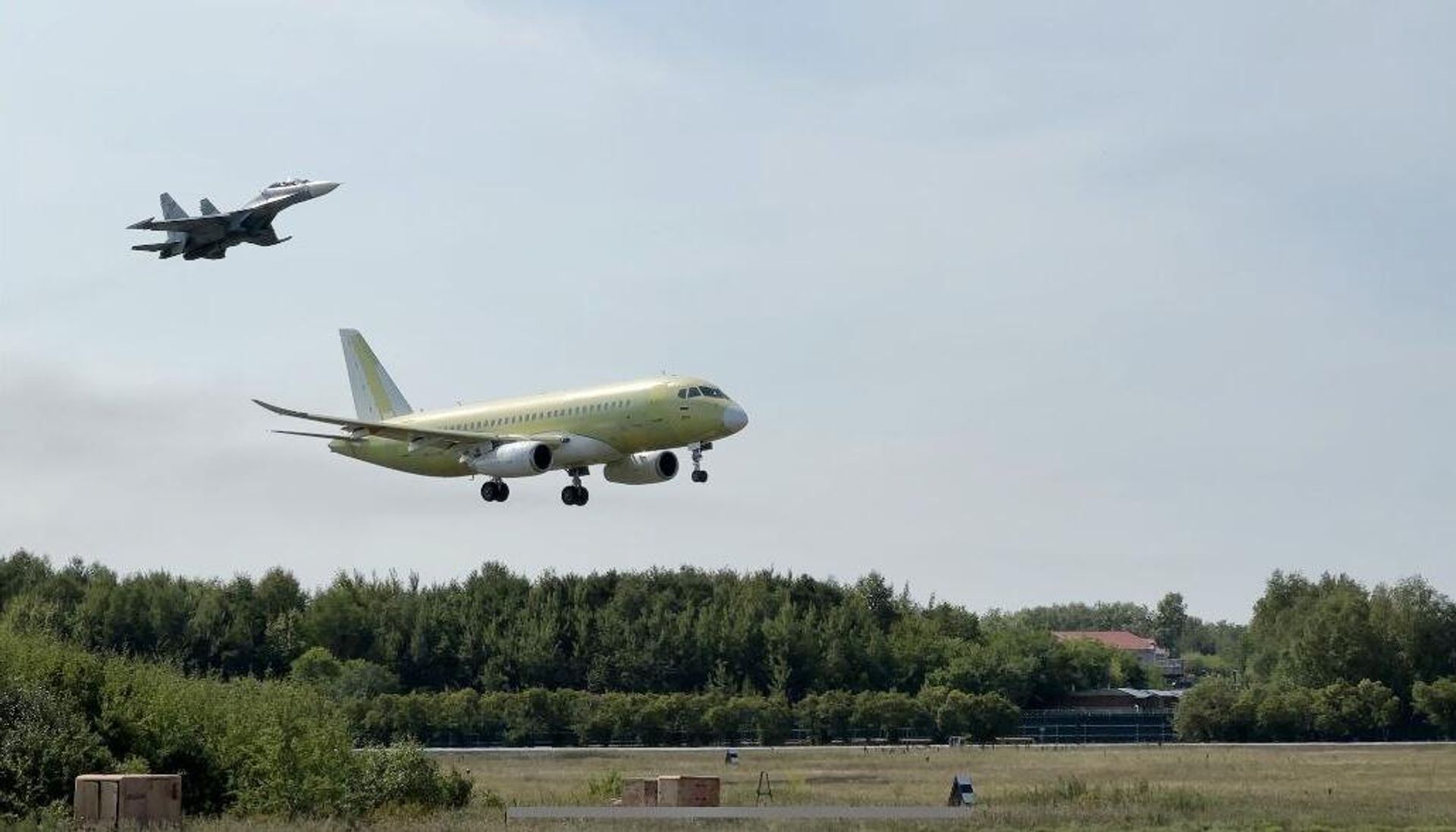 Самолет SSJ-100 с импортозамещенным оборудованием выполнил первый полет - Sputnik Армения, 1920, 29.08.2023