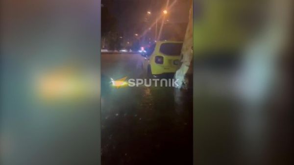 Ливень в Тбилиси продолжается, затапливает не только улицы, но и жилые корпуса и даже метро - Sputnik Армения