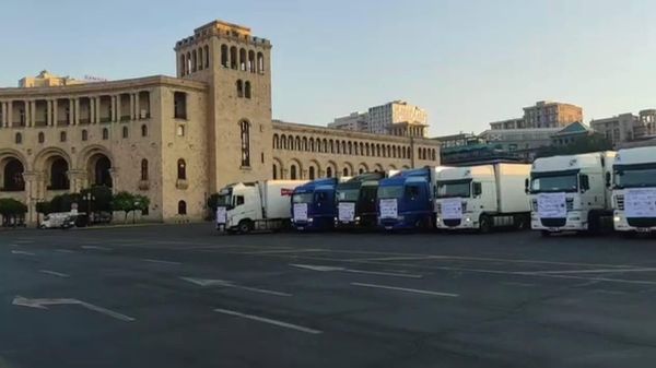 Ֆրանսիայի քաղաքներից Արցախին ուղարկված հումանիտար բեռներով բեռնված մեքենաները շարժվեցին դեպի Կոռնիձորի անցակետ - Sputnik Արմենիա