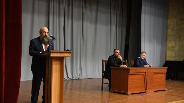 Глава русской общины Нагорного Карабаха Александр Бордов выступает во время собрания Русской общины (29 августа 2023). Степанакерт - Sputnik Армения