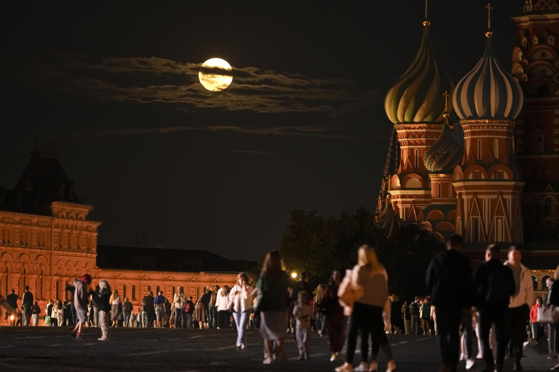 Вид на голубую луну в России - Sputnik Армения, 1920, 23.01.2024