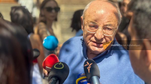 Вазген Манукян общается с прессой на акции У вас нет мандата на сдачу Арцаха (31 августа 2023). Еревaн - Sputnik Армения