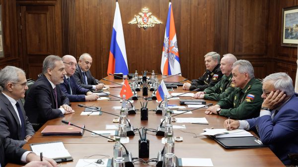 Министр обороны РФ Сергей Шойгу и министр иностранных дел Турции Хакан Фидан во время встречи (1 сентября 2023). Москва - Sputnik Армения