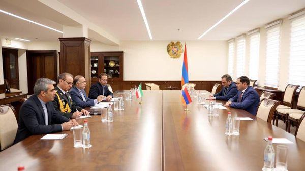Министр обороны Сурен Папикян принял Чрезвычайного и Полномочного Посла Исламской Республики Иран Мехди Собхани (1 сентября 2023). Еревaн - Sputnik Армения