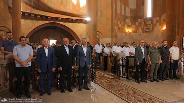 Председатель НС Карабаха Давид Ишханян в сопровождении государственных деятелей на молебне по случаю Дня независимости Республики Арцах (2 сентября 2023). Степанакерт - Sputnik Армения