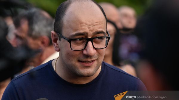 Айк Мамиджанян во время народного митинга За Арцах и Армению (2 сентября 2023). Еревaн - Sputnik Армения