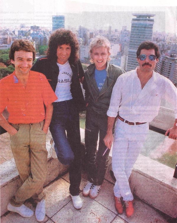 Участники группы Queen позируют на террасе отеля Sheraton в Буэнос-Айресе, 1981 год. - Sputnik Армения