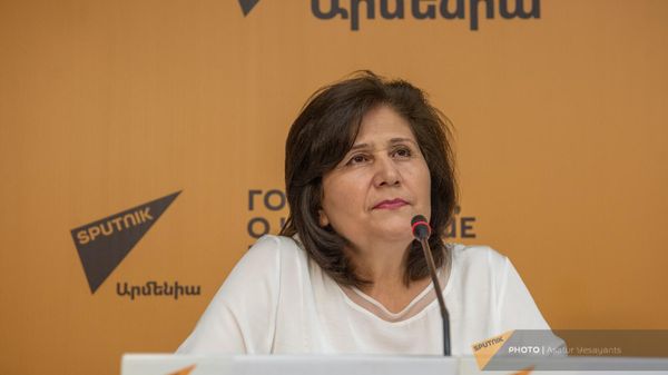 Жасмина Гевондян во время видеомоста Москвa-Еревaн Общество армяно-российской дружбы: цели создания, необходимость сотрудничества (6 сентября 2023). Еревaн - Sputnik Армения