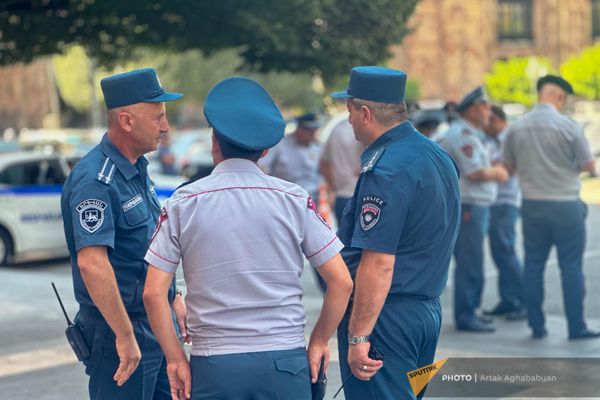 Инициатива Stop Wildberries Armenia организовала акцию протеста у здания правительства на площади Республики (7 сентября 2023). Еревaн Инициатива Stop Wildberries Armenia организовала акцию протеста у здания правительства на площади Республики (7 сентября 2023). Еревaн - Sputnik Армения