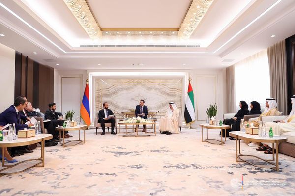 Արարատ Միրզոյանը հանդիպել է ԱՄԷ Դաշնային ժողովի նախագահ Սաքր Ղոբաշիի հետ - Sputnik Արմենիա