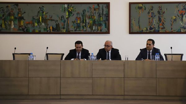 Заместитель министра иностранных дел Армении Мнацакан Сафарян встретился с участниками армяно-российского медиафорума (6 сентября 2023). Еревaн - Sputnik Армения