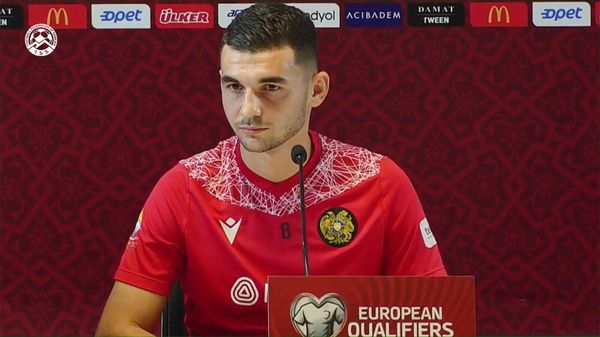 Предматчевая пресс-конференция игрока сборной Армении Эдуарда Сперцяна и главного тренера Александра Петракова (7 сентября 2023). Эскишехир - Sputnik Армения