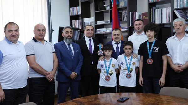 Замминистра ОНКС Карен Гилоян принял представителей Национальной федерации кикбоксинга Армении во главе с президентом Гарником Айрапетяном (8 сентября 2023). Еревaн - Sputnik Армения