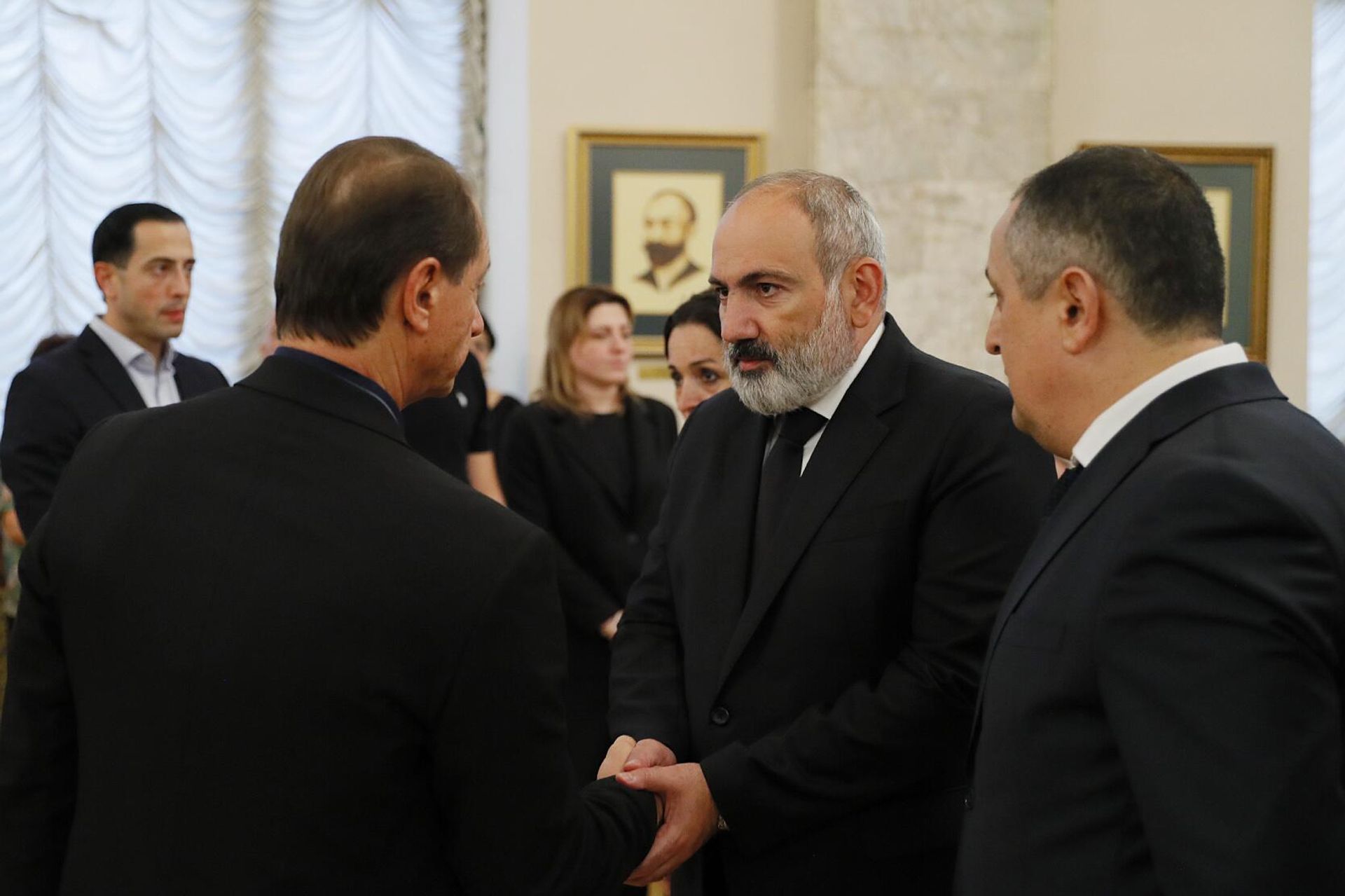 Премьер-министр Никол Пашинян принял участие в панихиде по легендарному гимнасту Альберту Азаряну (8 сентября 2023). Еревaн - Sputnik Արմենիա, 1920, 08.09.2023