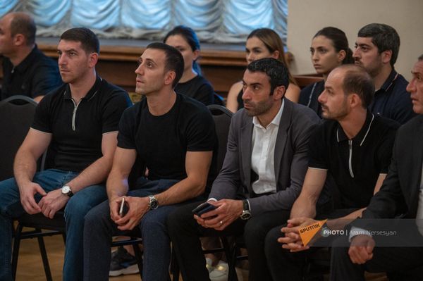 Մարմնամարզիկներ Արթուր Դավթյանը, Վահագն Դավթյանը և Հարություն Մերդինյանը Ալբերտ Ազարյանի հոգեհանգստի արարողության ժամանակ - Sputnik Արմենիա