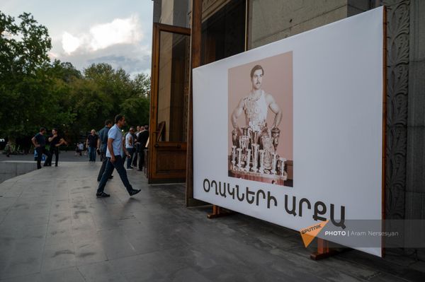 Լեգենդար մարմնամարզիկ Ալբերտ Ազարյանի նկարը փակցված է Օպերայի և բալետի ազգային ակադեմիական թատրոնի շենքի դիմաց - Sputnik Արմենիա