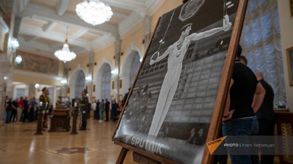 Портреты легендарного гимнаста Альберта Азаряна на панихиде в Национальном академическом театре оперы и балета имени Александра Спендиаряна (8 сентября 2023). Еревaн - Sputnik Армения