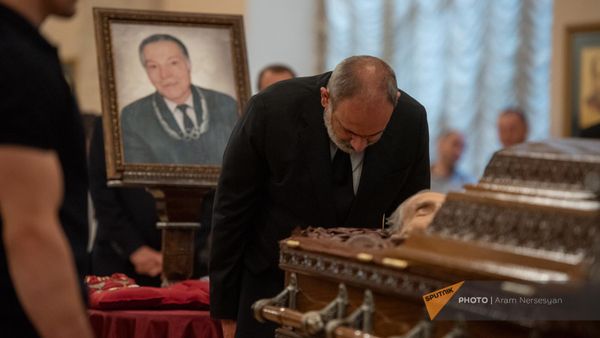 Никол Пашинян кланяется легендарному гимнасту Альберту Азаряну на панихиде в Национальном академическом театре оперы и балета имени Александра Спендиаряна (8 сентября 2023). Еревaн - Sputnik Армения