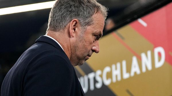 Главный тренер сборной Германии Ханси Флик покидает поле после поражения в международном товарищеском матче по футболу между сборными Германии и Колумбии (20 июня 2023). Гельзенкирхен - Sputnik Армения