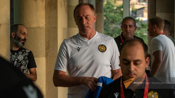 Главный тренер сборной Армении Александр Петраков приходит в пресс-центр Республиканского стадиона перед началом предматчевой пресс-конференции (10 сентября 2023). Еревaн - Sputnik Армения