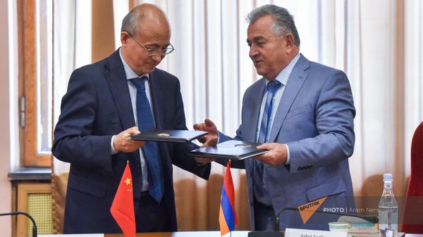 ՀՀ–ի և Չինաստանի գիտությունների ակադեմիաների ներկայացուցիչները փոխանակում են փաստաթղթերը - Sputnik Արմենիա