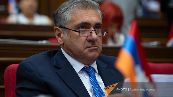 Депутат от оппозиционного блока Айастан Артур Хачатрян во время очередного заседания Национального собрания Армении (11 сентября 2023). Еревaн - Sputnik Армения