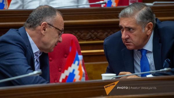 Руководитель оппозиционного блока Айастан Сейран Оганян беседует с депутатом блока Артуром Хачатряном во время очередного заседания Национального собрания Армении (11 сентября 2023). Еревaн - Sputnik Армения