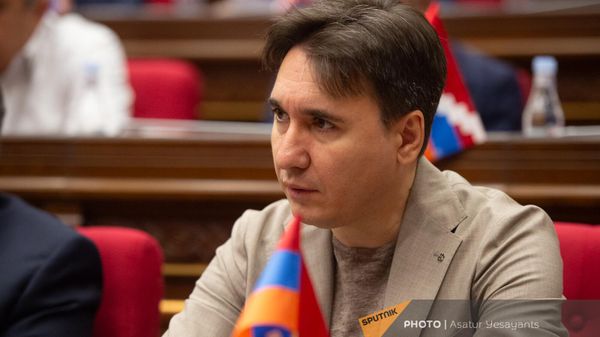 Депутат от оппозиционного блока Айастан Армен Геворгян во время очередного заседания Национального собрания Армении (11 сентября 2023). Еревaн - Sputnik Армения