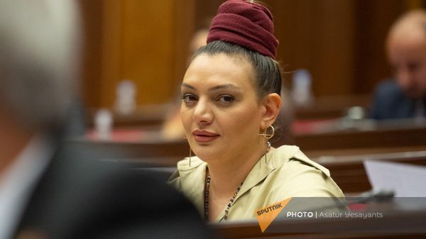 Депутат от фракции Гражданский Договор Рипсиме Унанян во время очередного заседания Национального собрания Армении (11 сентября 2023). Еревaн - Sputnik Армения