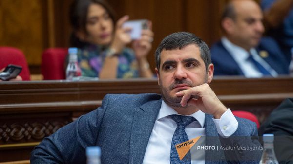 Депутат от фракции Гражданский Договор Арман Егоян во время очередного заседания Национального собрания Армении (11 сентября 2023). Еревaн - Sputnik Армения