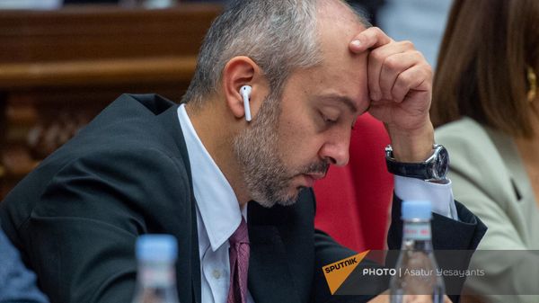 Депутат от фракции Гражданский Договор Эдуард Агаджанян во время очередного заседания Национального собрания Армении (11 сентября 2023). Еревaн - Sputnik Армения