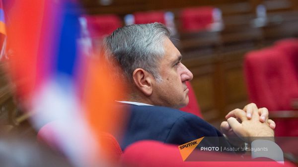 Депутат от оппозиционного блока Айастан Артур Хачатрян во время очередного заседания Национального собрания Армении (11 сентября 2023). Еревaн - Sputnik Армения