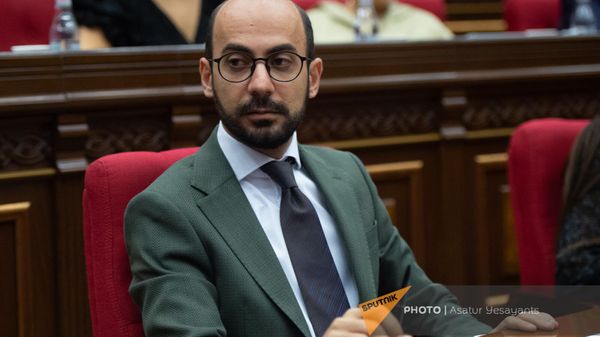 Секретарь фракции Гражданский Договор Артур Ованнисян во время очередного заседания Национального собрания Армении (11 сентября 2023). Еревaн Секретарь фракции Гражданский Договор Артур Ованнисян во время очередного заседания Национального собрания Армении (11 сентября 2023). Еревaн - Sputnik Армения