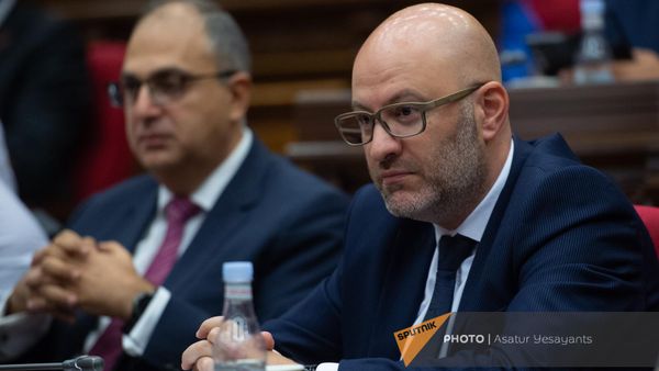 Депутат от фракции Гражданский Договор Давид Арушанян во время очередного заседания Национального собрания Армении (11 сентября 2023). Еревaн - Sputnik Армения