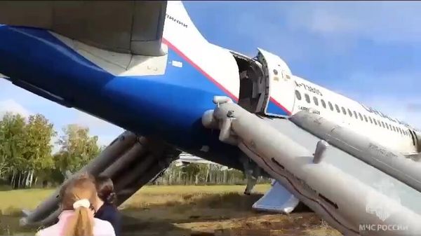 МЧС публикует кадры с места экстренной посадки самолёта Уральских авиалиний в Новосибирской области - Sputnik Армения