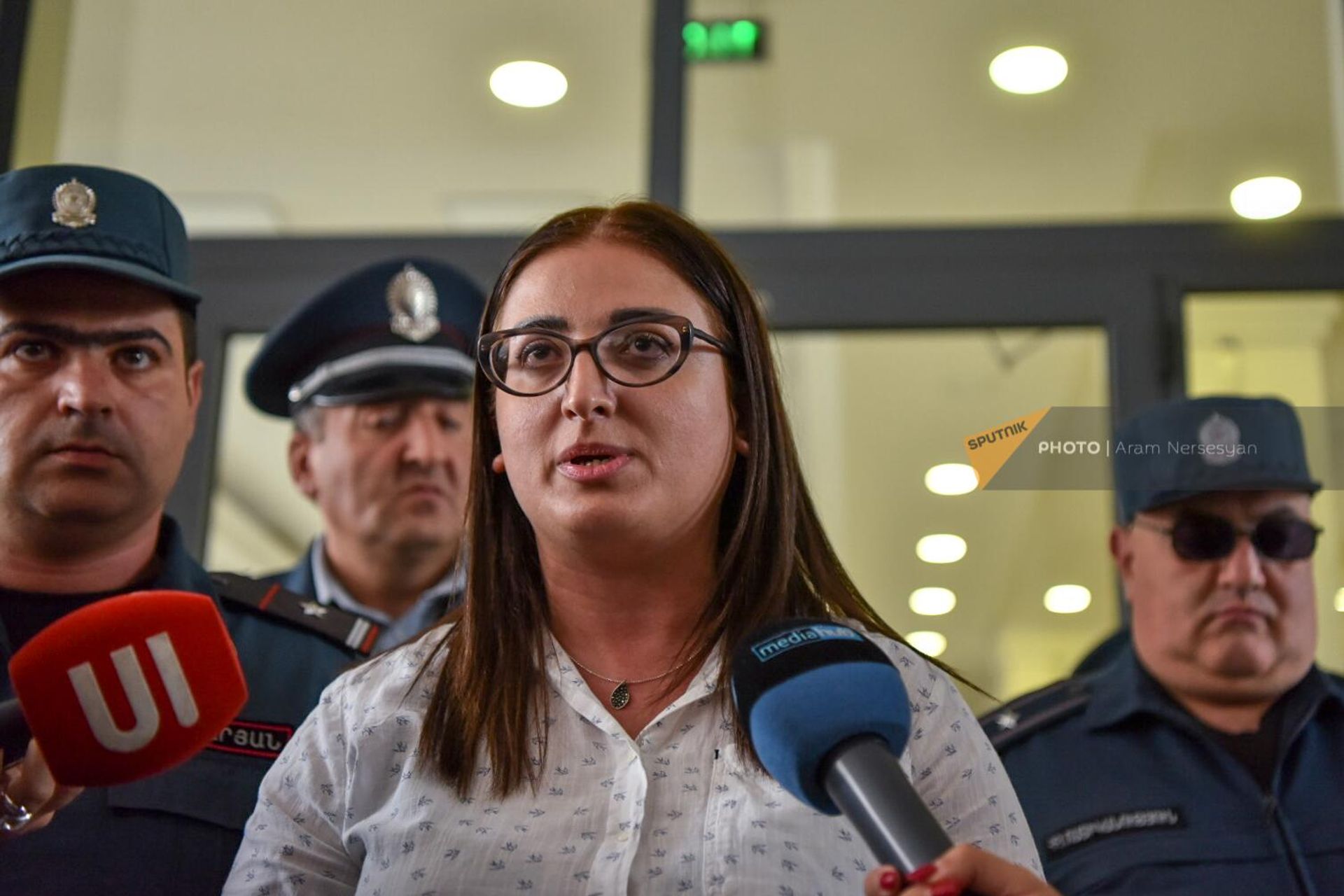 Начальник управления общего образования ОНКС Тамара Саргсян отвечает на вопросы участников акции протеста учителей перед зданием министерства ОНКС (12 сентября 2023). Еревaн - Sputnik Արմենիա, 1920, 12.09.2023
