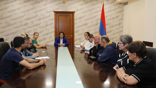 Ժաննա Անդրեասյանն ընդունել է բողոքի ցույց անող ուսուցիչներին - Sputnik Արմենիա