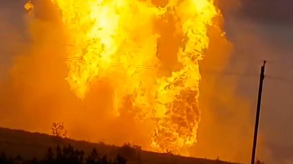 Горящий газопровод под Саратовом сняли вблизи проезжающие мимо очевидцы - Sputnik Армения