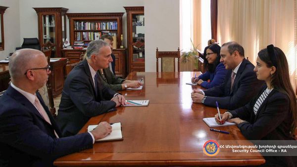 ՀՀ ԱԽ քարտուղար Արմեն Գրիգորյանի հանդիպումը Կովկասյան բանակցությունների հարցերով ավագ խորհրդական, ԵԱՀԿ Մինսկի խմբի ամերիկացի համանախագահ Լուիս Բոնոյի հետ - Sputnik Արմենիա