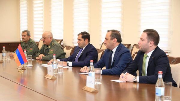 Սուրեն Պապիկյանն ընդունել է ՌԴ ցամաքային զորքերի գլխավոր հրամանատար, բանակի գեներալ Օլեգ Սալյուկովին և Լեռնային Ղարաբաղում Ռուսաստանի Դաշնության խաղաղապահ ուժերի նորանշանակ հրամանատար, գեներալ-մայոր Կիրիլ Կուլակովին - Sputnik Արմենիա