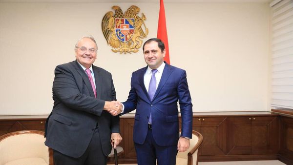 Министр обороны РА Сурен Папикян принял председателя комиссии по внешним отношениям Национального собрания Франции Жан-Луи Бурланжа (14 сентября 2023). Еревaн - Sputnik Армения